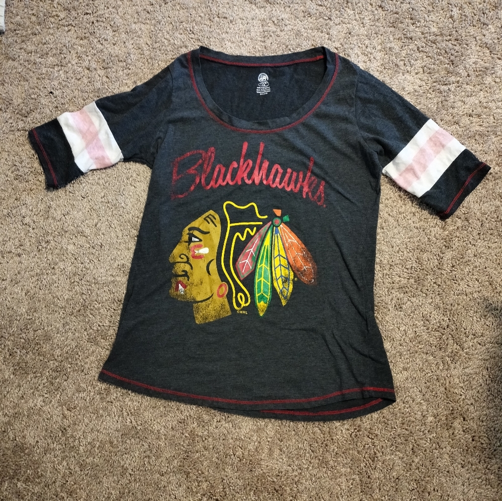 Women grey Blackhawks T-shirts NHL size M